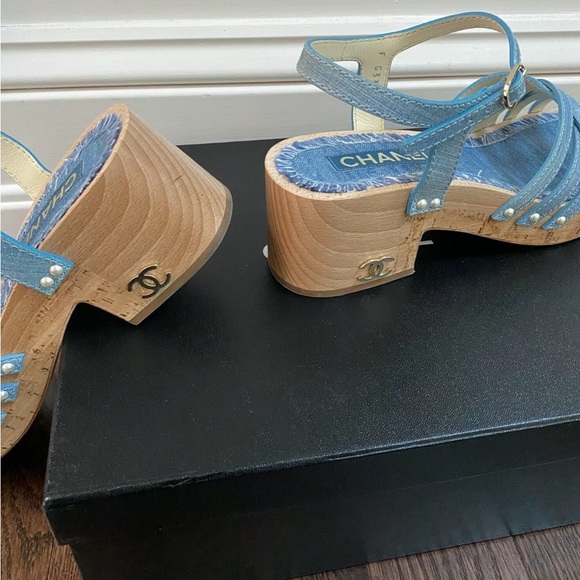 Chanel 18C Wood Platform Blue Fantasy Leather Pearl Studs Sandals EU40 9US New - Picture 10 of 12